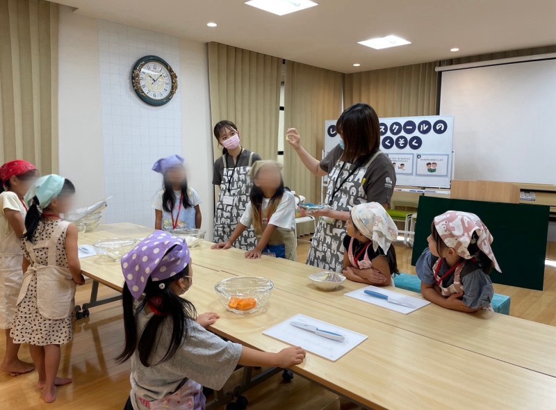 管理栄養士が子どもに食事指導を行っている様子