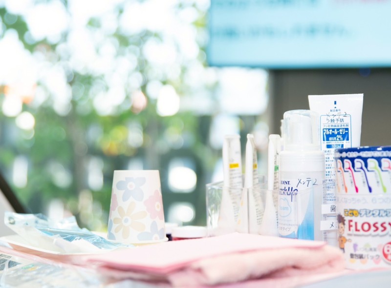 歯科衛生士と連携した唾液検査の説明風景