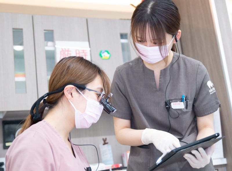 歯科医院で働くスタッフの様子